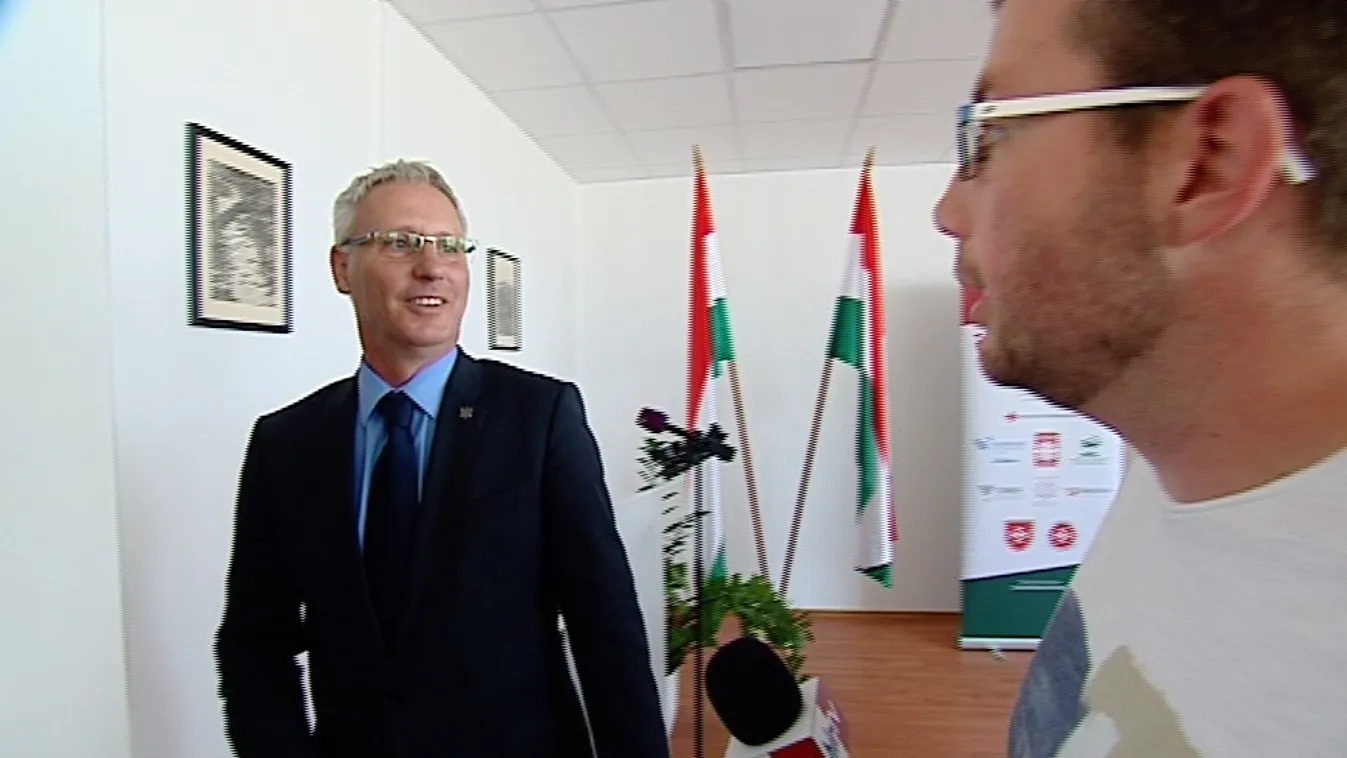 Válasz helyett csak mosolygás és simicskázás