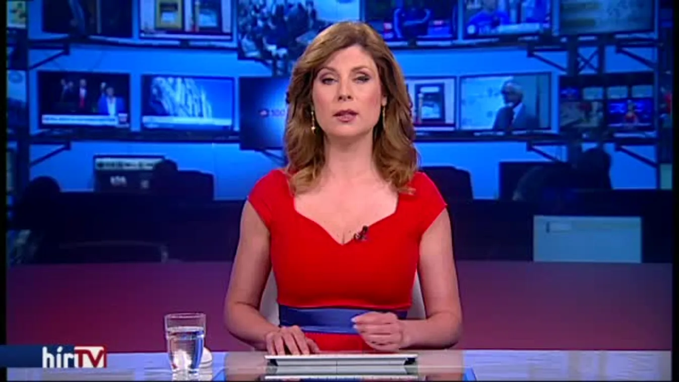 Két kamion és egy személyautó ütközött