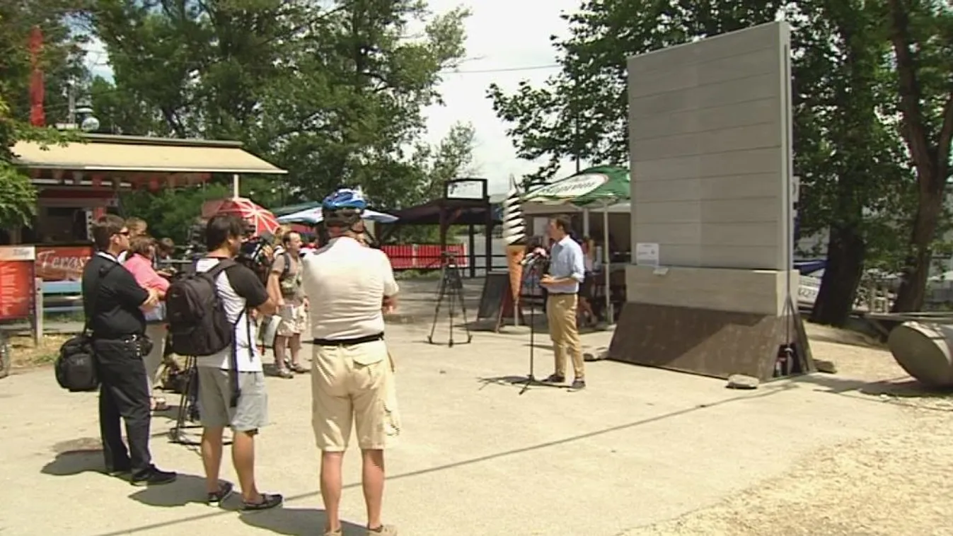 Életnagyságú mobilgátat állított fel az Együtt