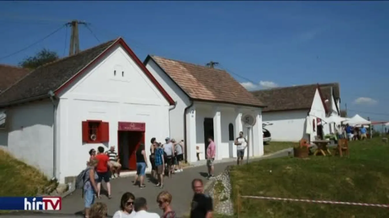 Ezrek kóstolgatták a borokat