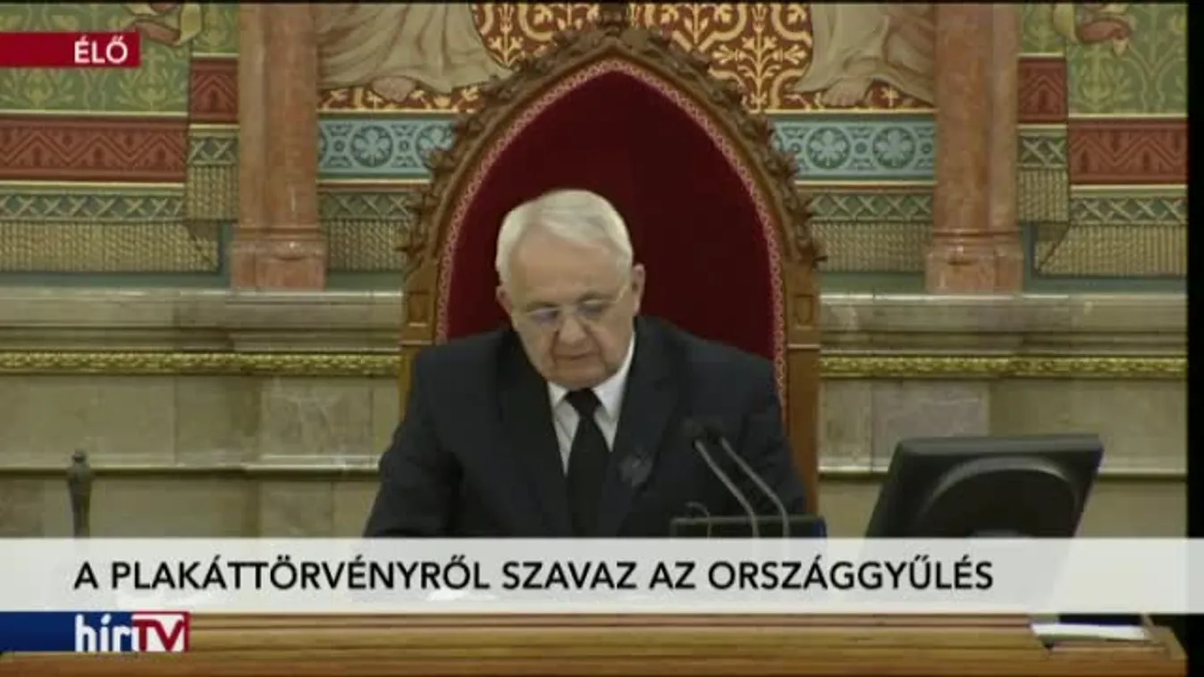 Szavaztak a plakáttörvényről