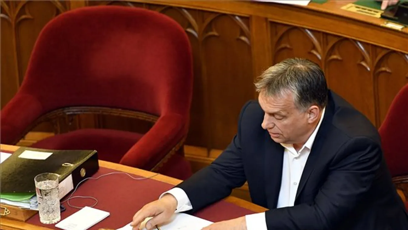 Orbán beszél a parlamentben!