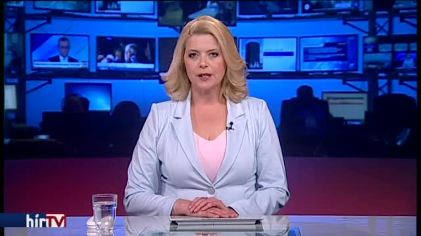 Több száz menekültet mentettek ki a tengerből