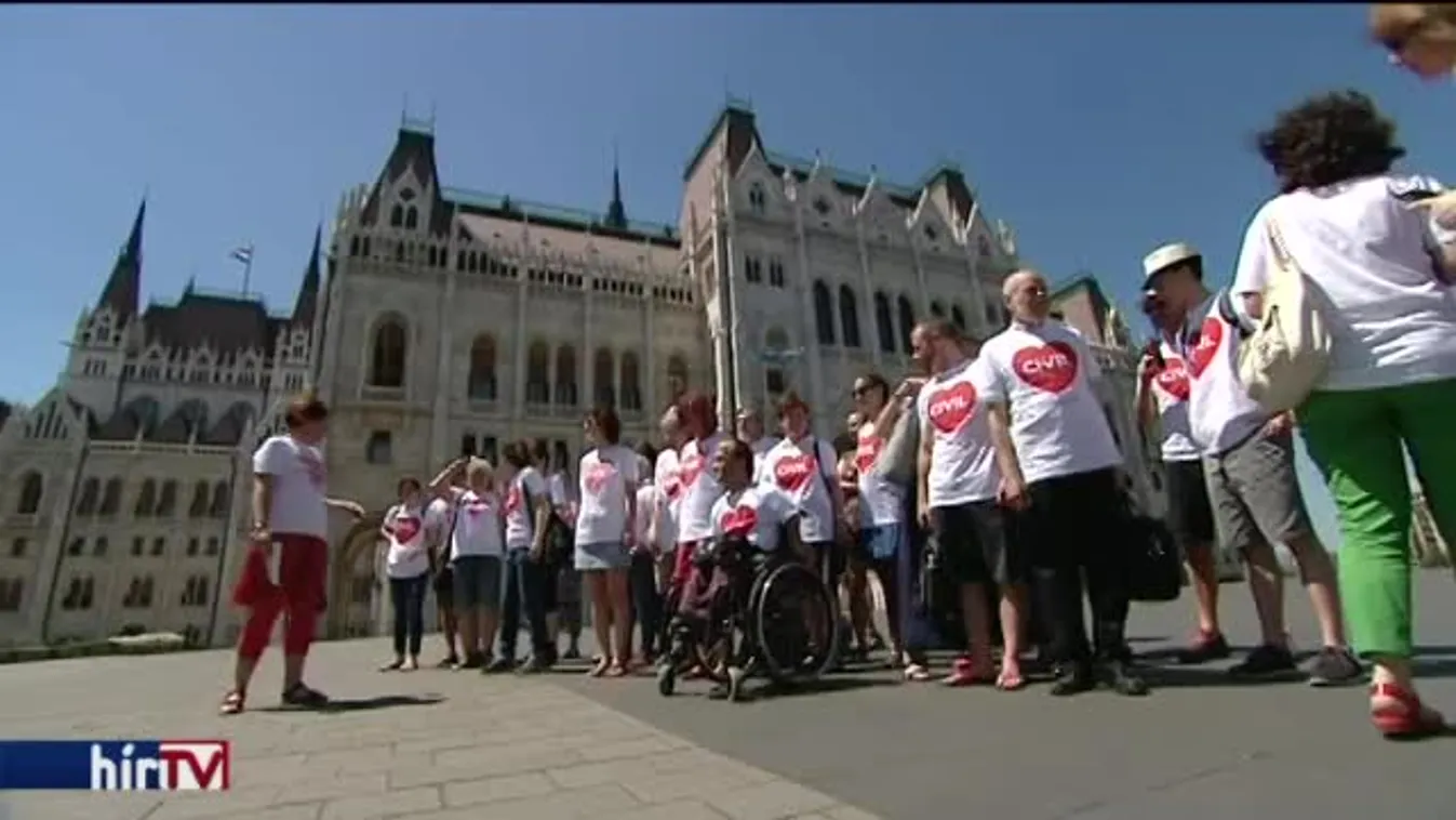 Spontán tüntetés az országháznál