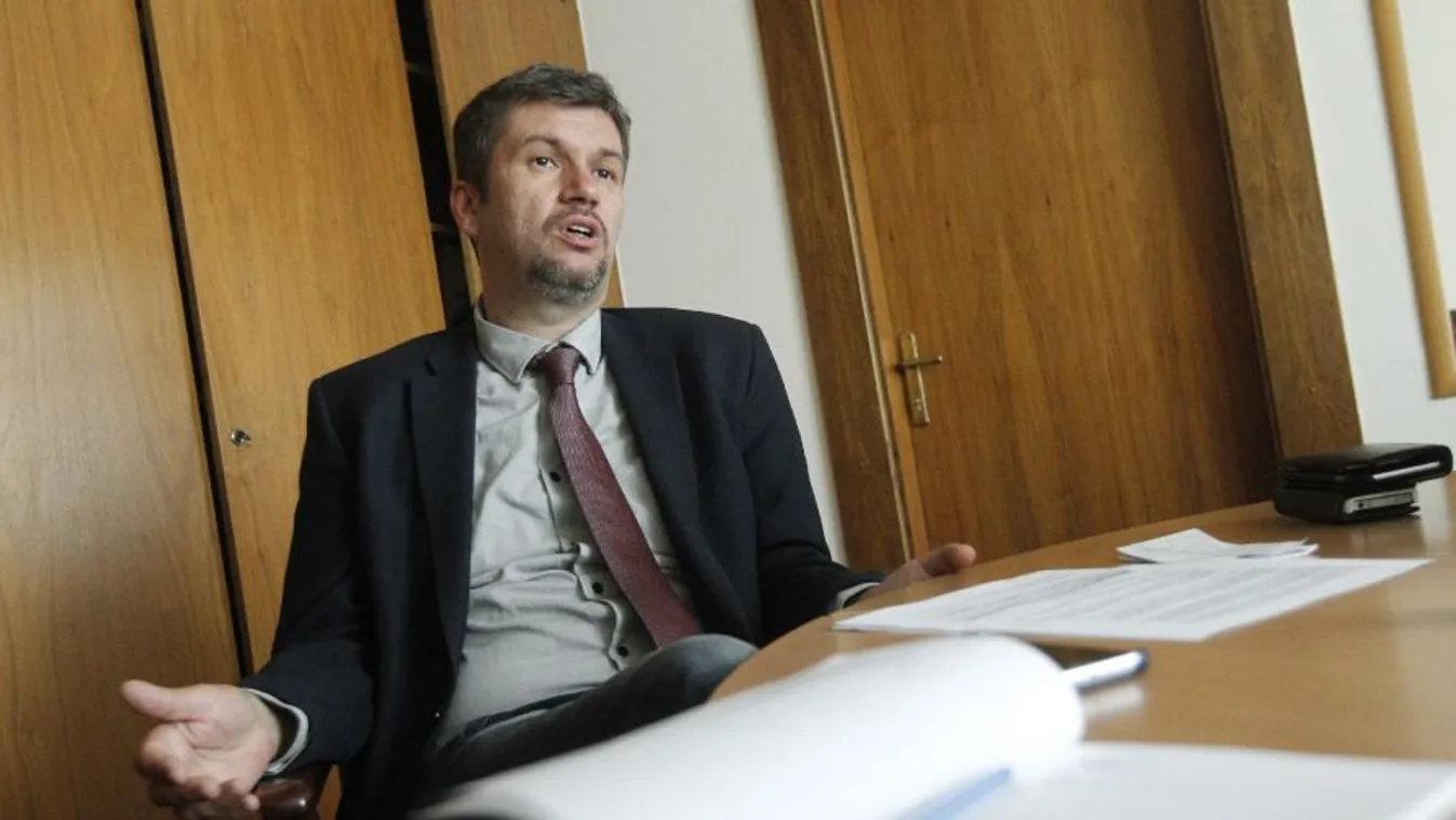 Kizárással fenyegeti képviselőit az LMP