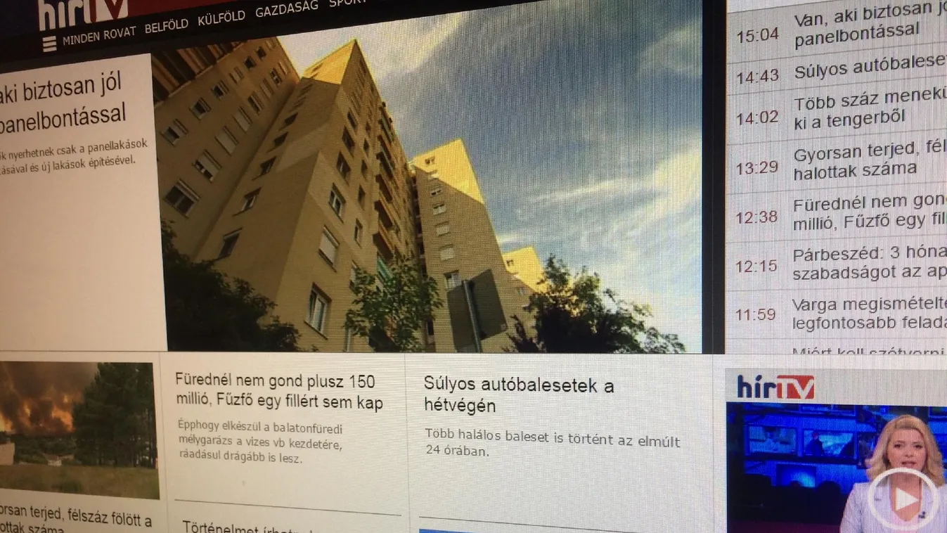 Újráznak a plakáttörvénnyel, Habony helikopterrel lépett meg