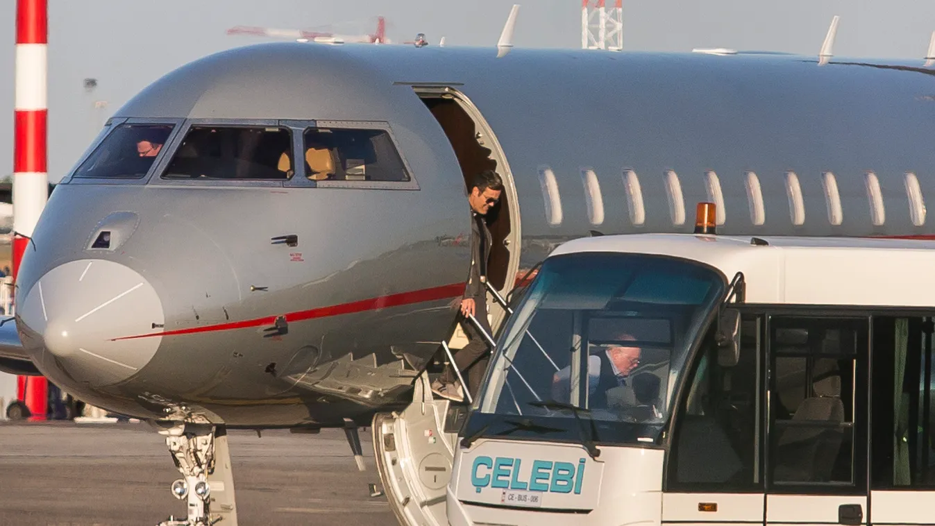 Magángéppel jött Hongkongból Habony és Demján