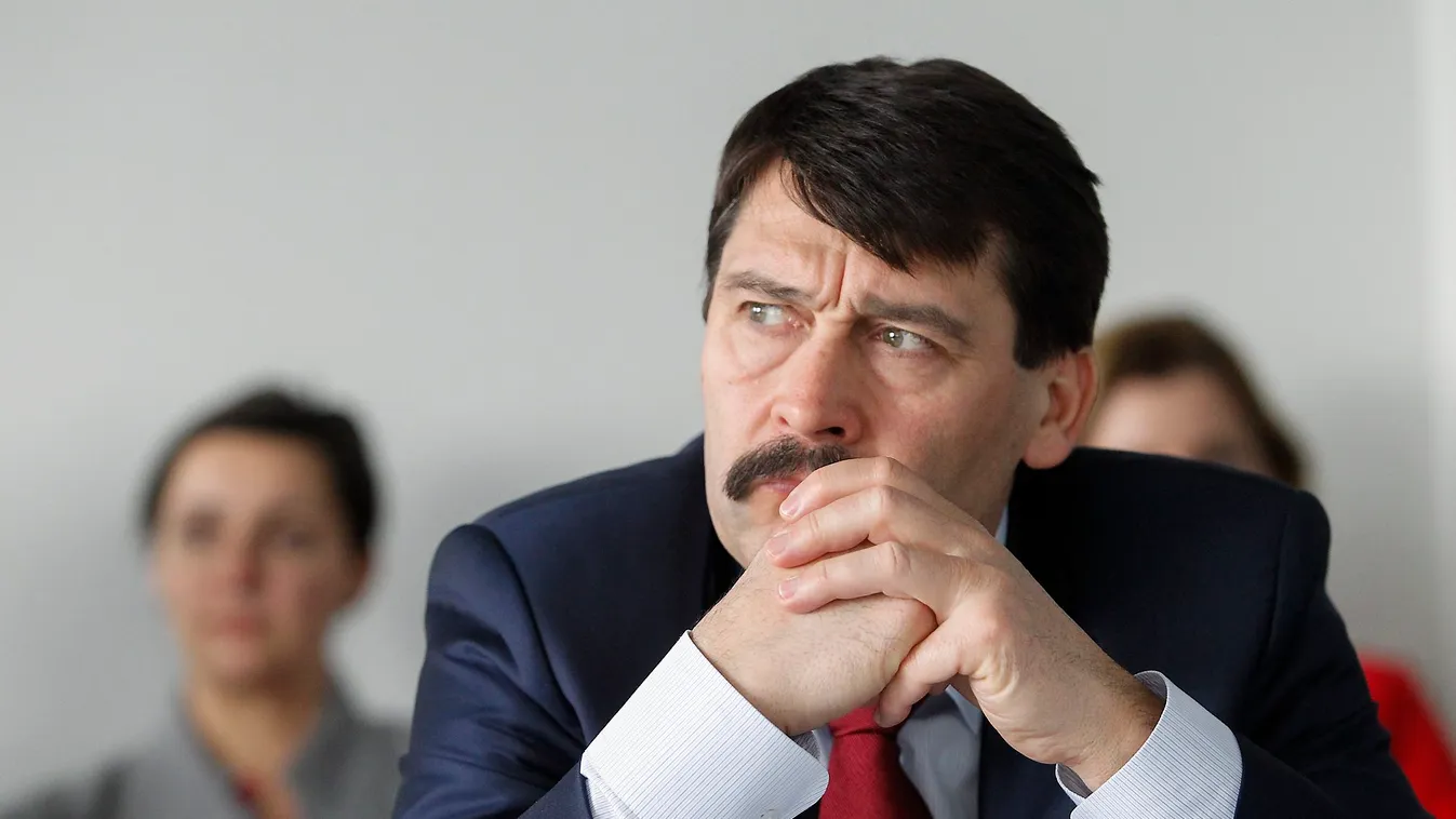 Áder visszadobta a töredékes plakáttörvényt