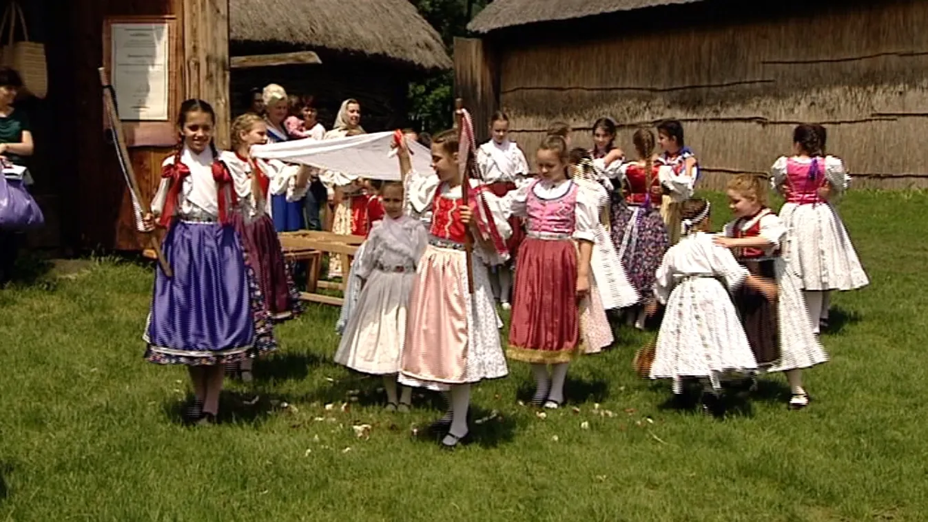 Zene, tánc, kirakodóvásár, irány a skanzen!