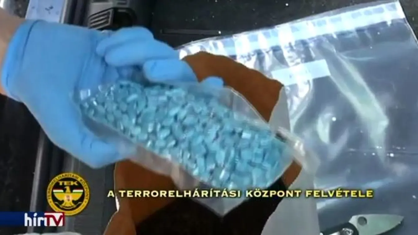 Kávés- és mogyorószacskókban terített egy férfi