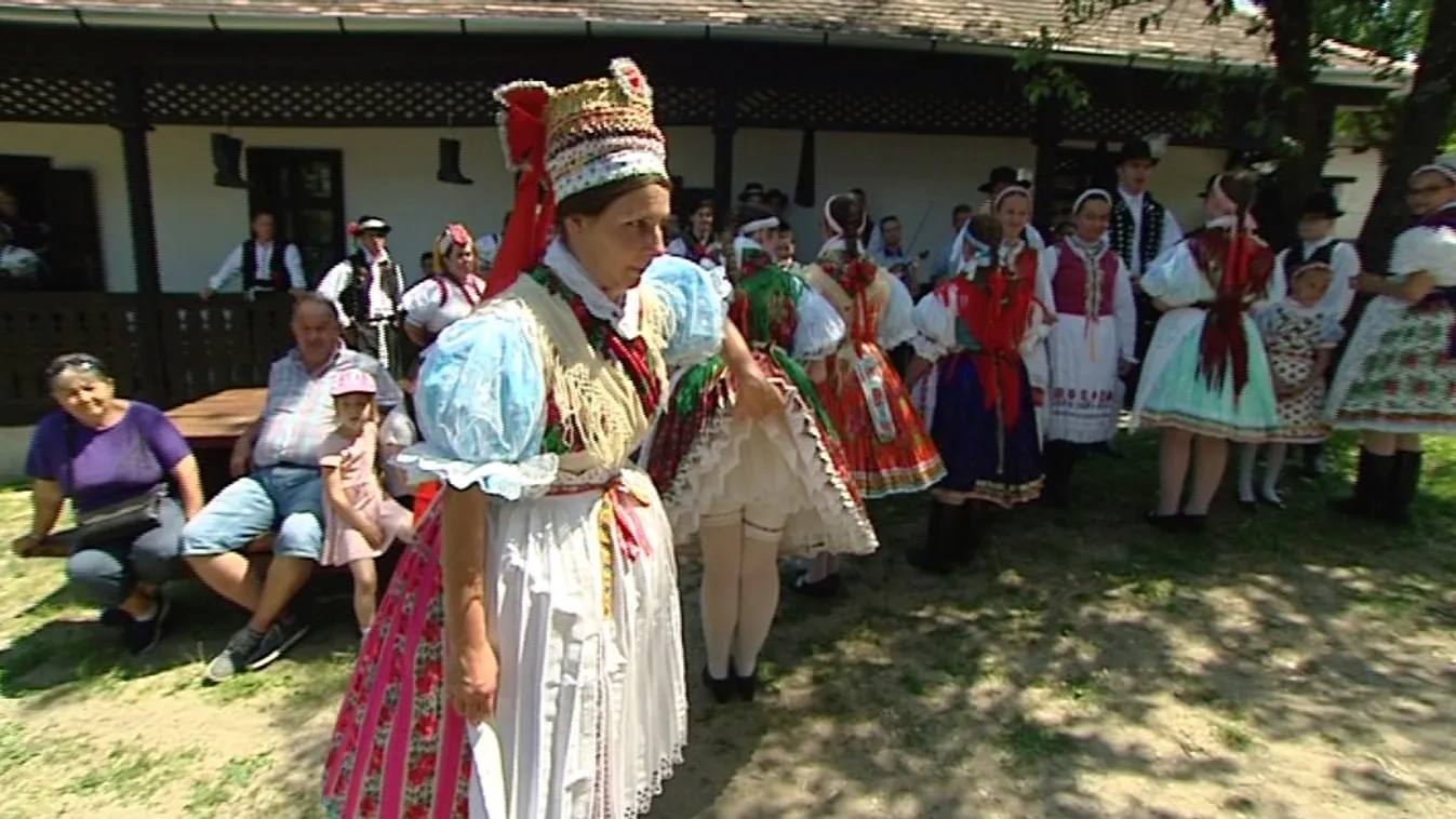 Mit rejt a szoknyájuk? Hát most ez is kiderült