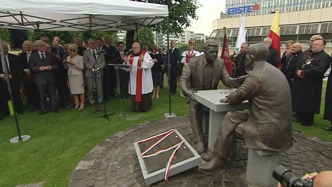 Antall-szobrot avattak a fővárosban