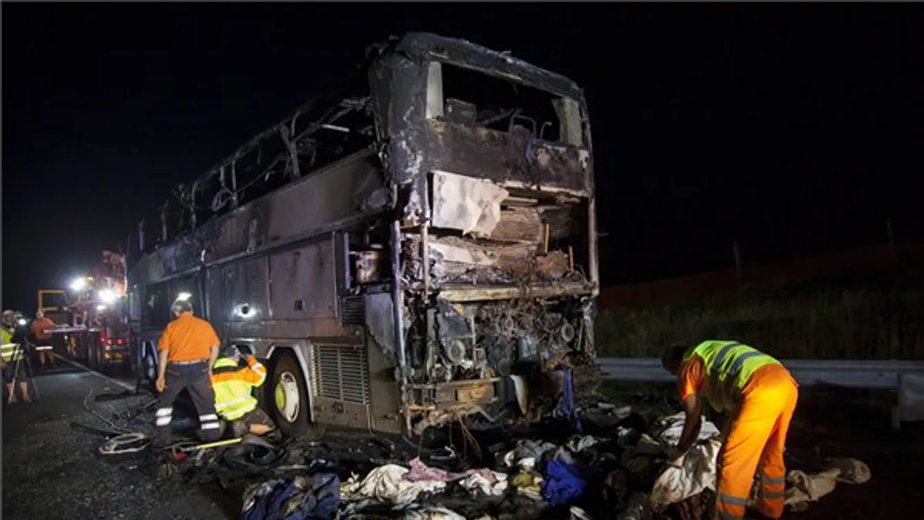 Kiégett egy busz az M7-esen