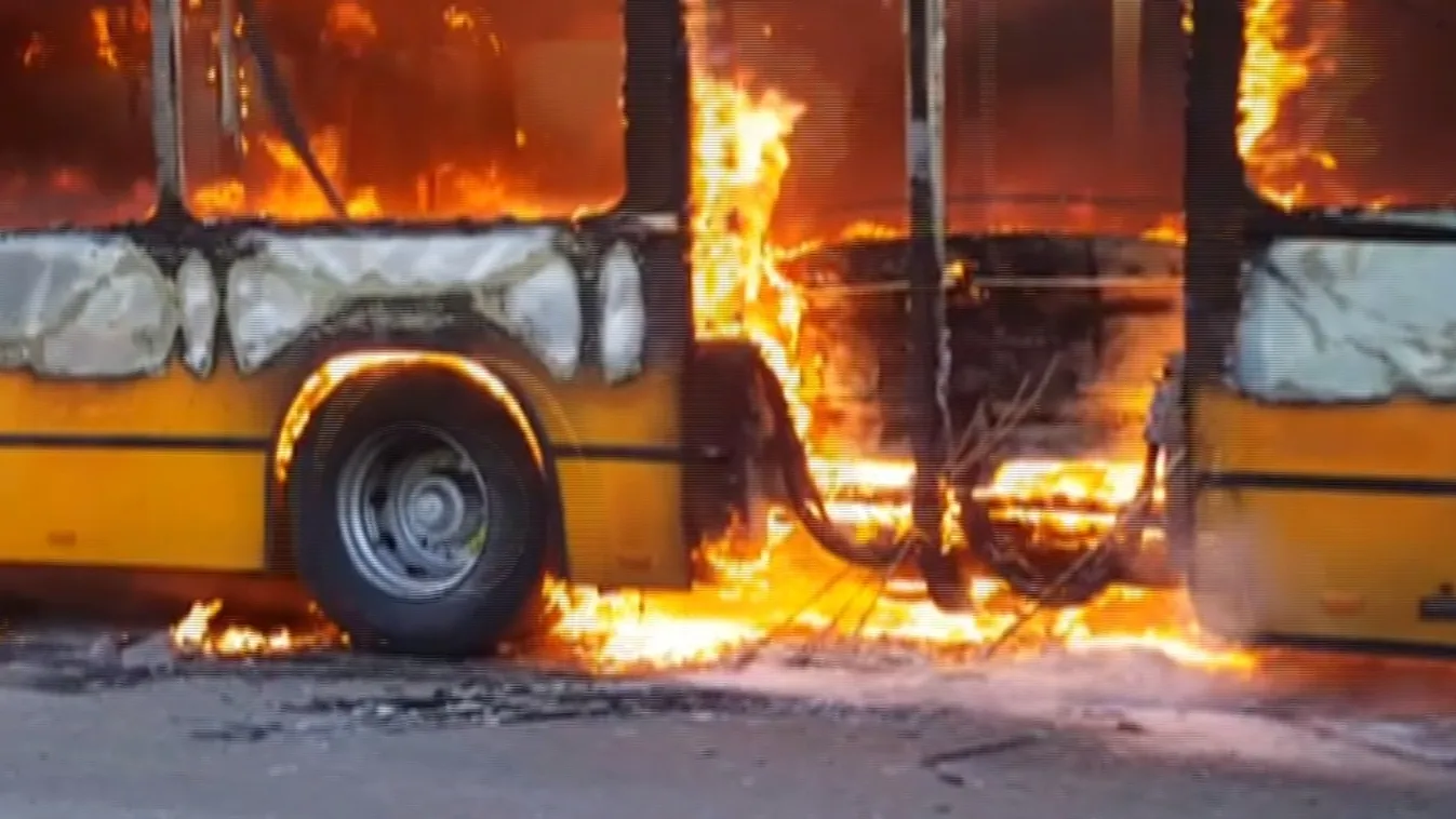 Kiégett egy csuklós Volán Budaörsnél