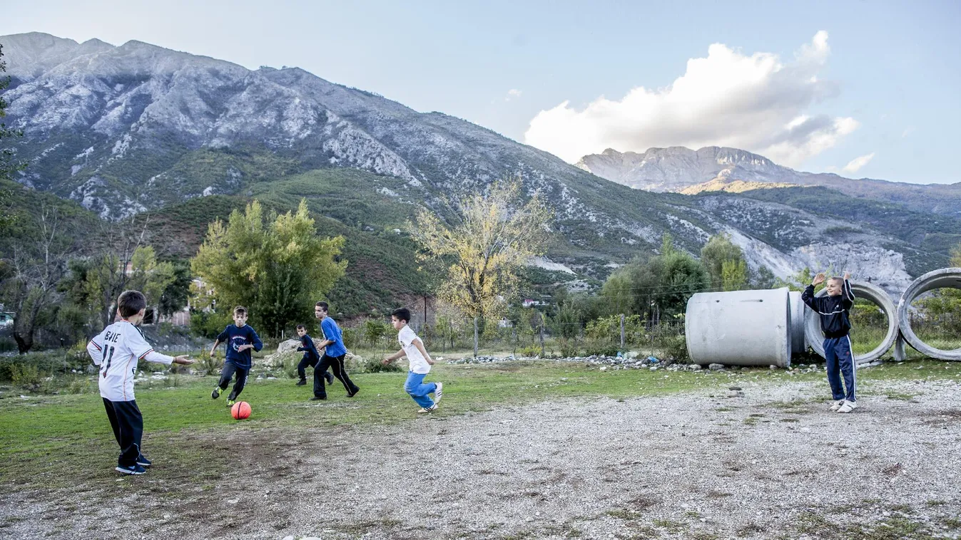 Mint a gyerek, akit kitettek a mezőre, hogy ott cseperedjen fel