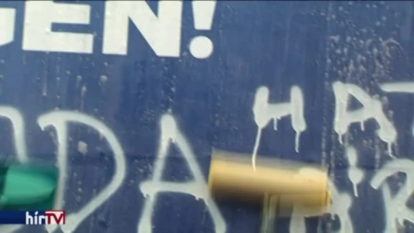 Soros György-ellenes plakátokat szaggatott az Együtt