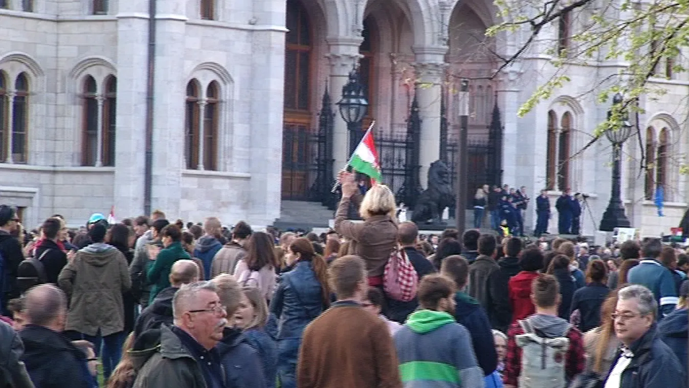 Egy tüntetővel fizettetik meg a Kossuth téri zászlórúd újrafestését