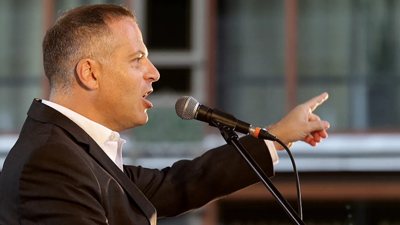 Megint roadshow-t tart az Együtt