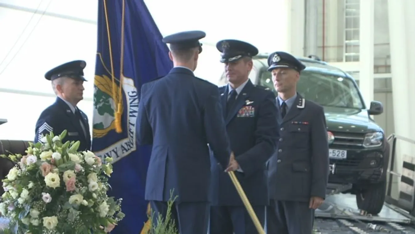 Norvég parancsnok váltotta az amerikait