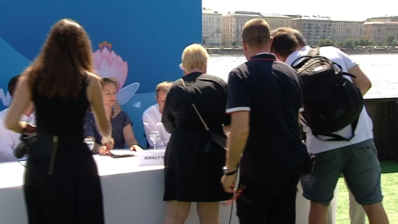 Bohózatba fulladt a vizes vb sajtótájékoztatója