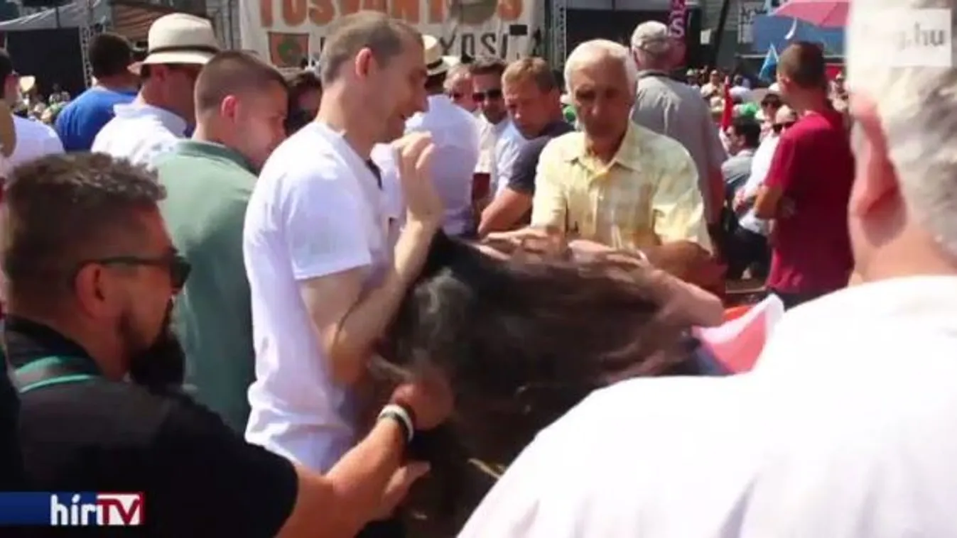 A Facebookon kért bocsánatot a nőt lerántó fotós