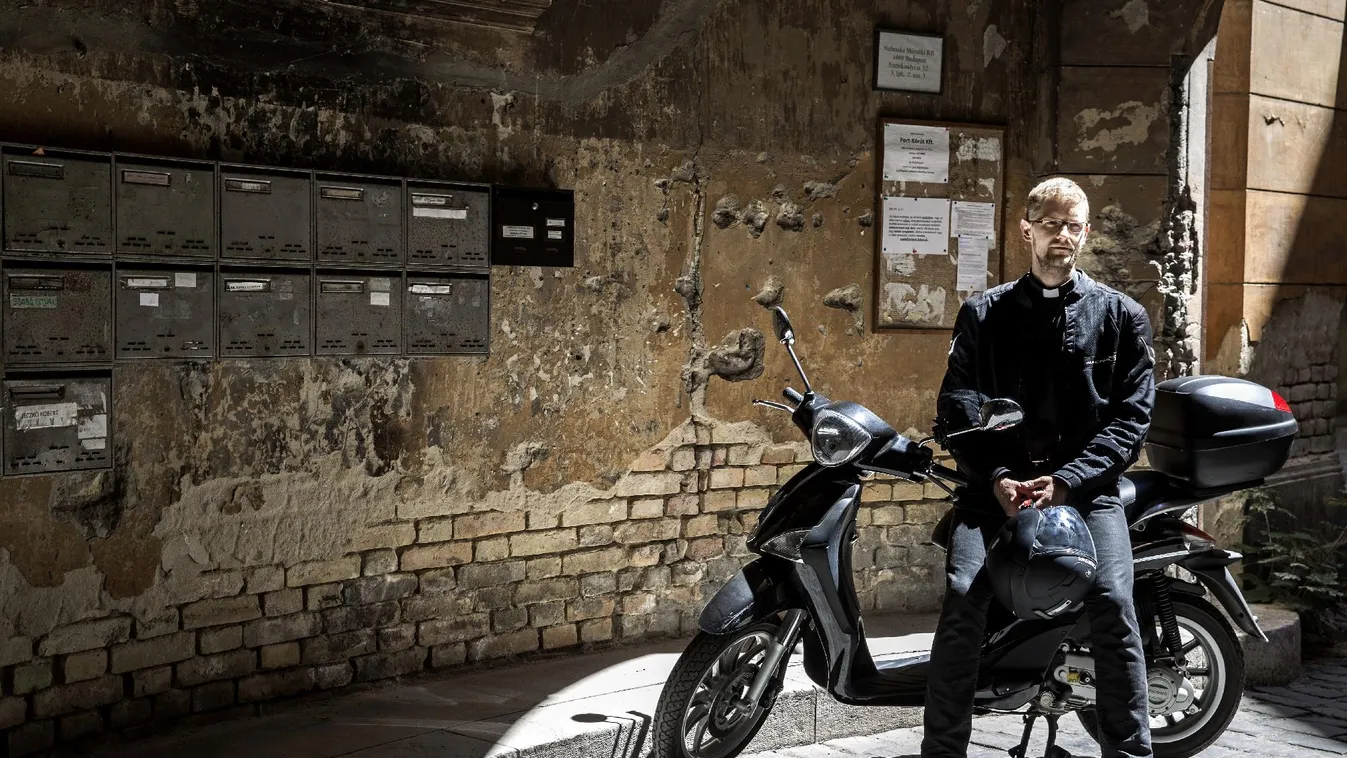 „Lassan ufónak nézzük azokat, akik megházasodnak”