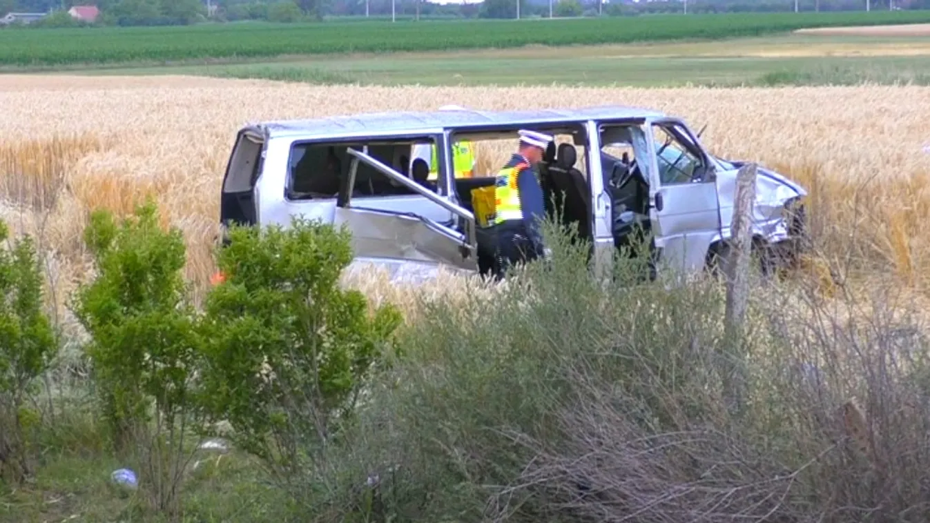 A búzatáblában állt meg a román kisbusz