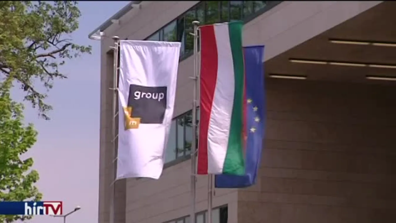 Két kézzel szórják a pénzt