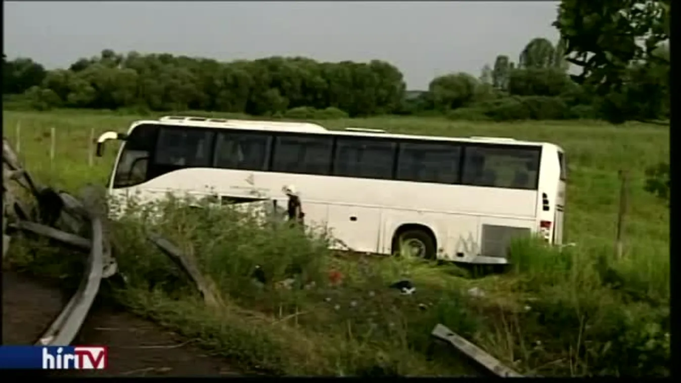 Felborult egy busz az M3-ason, sok a sérült