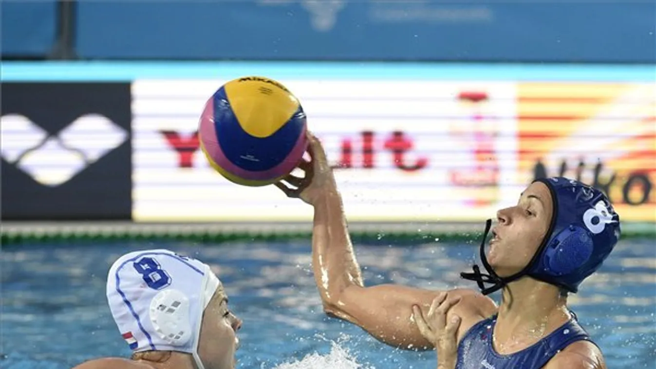 Csoportelsőként a legjobb nyolc között a női pólósok