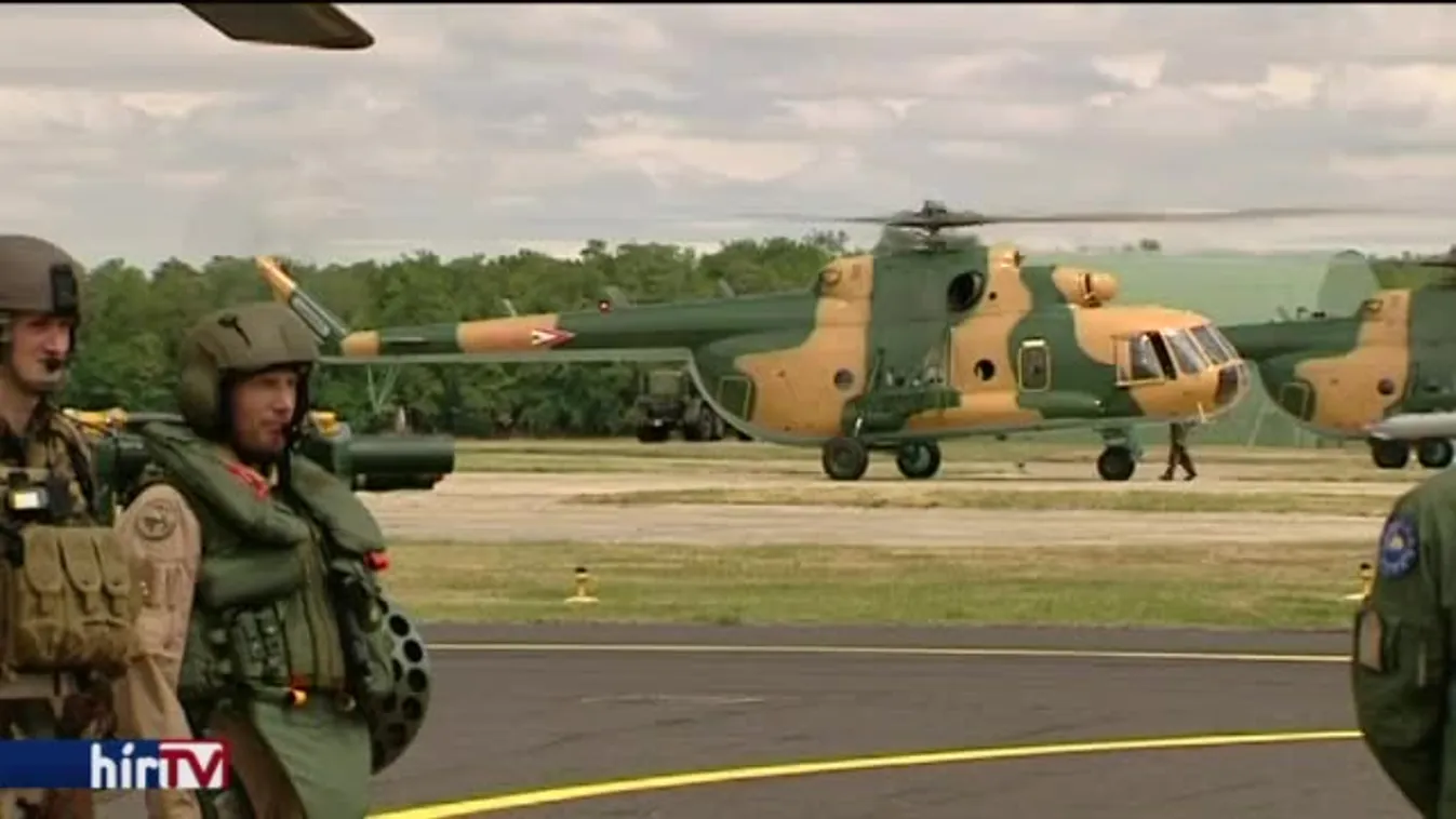 Nagyjavításból hazatért Mi–17-eseket vett át Simicskó