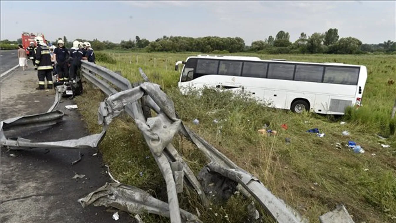 Felborult egy busz az M3-ason, sok a sérült