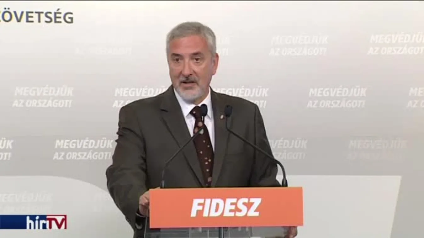 Halász János, a Fidesz frakciószóvivője menekül a kérdések elől