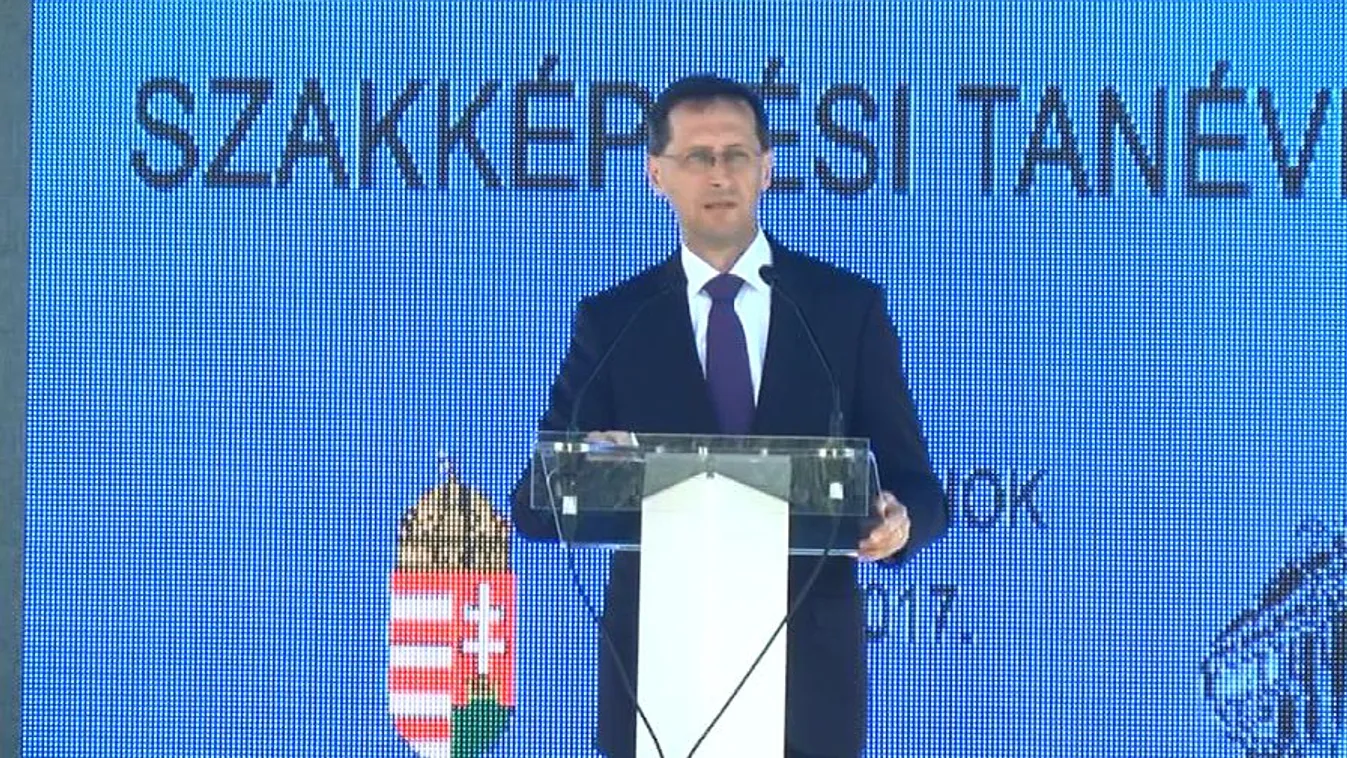 Varga Mihály lépcsőt javíttatna a diákokkal