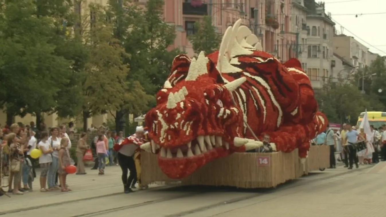 21 méteres sárkány a debreceni karneválon