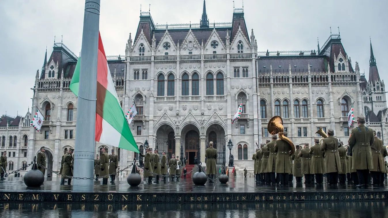 Zászlófelvonás, beszédek és légi parádé a nemzeti ünnepen