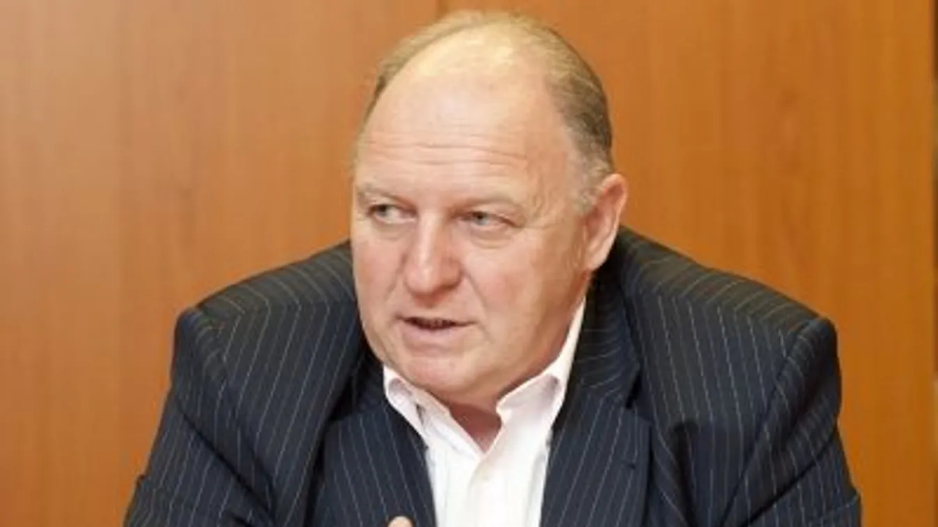 Tóth Józsefre cserélné Molnárt Botka László