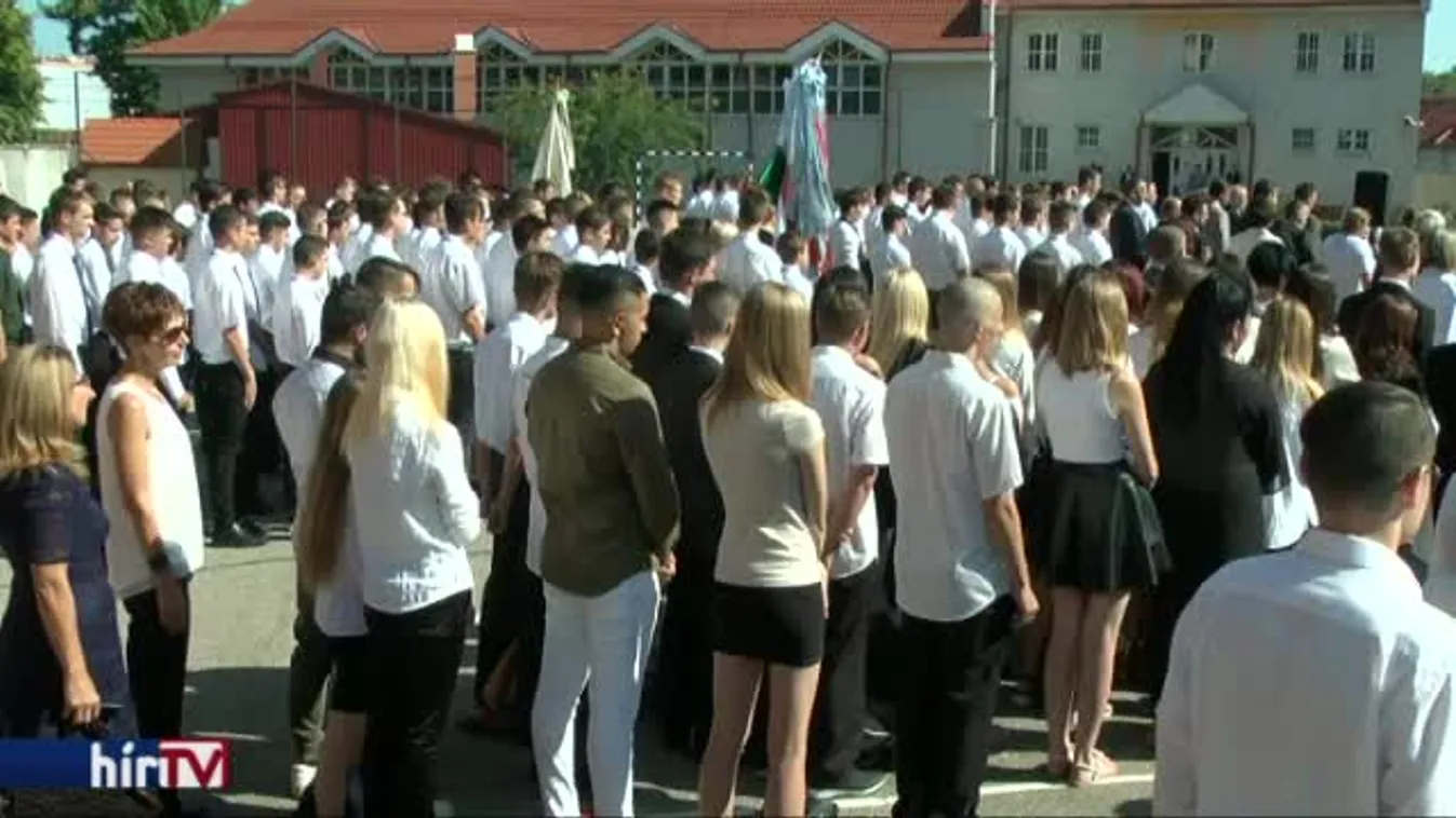 Varga Mihály lépcsőt javíttatna a diákokkal