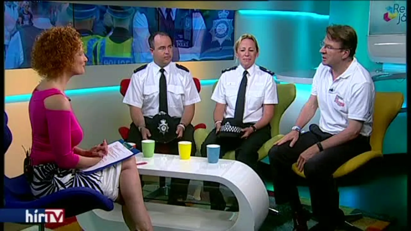 Brit bobbyk járőröznek a Szigeten