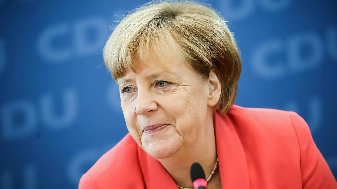 Merkel üzent Orbánnak, a lengyeleknek és Erdogannak