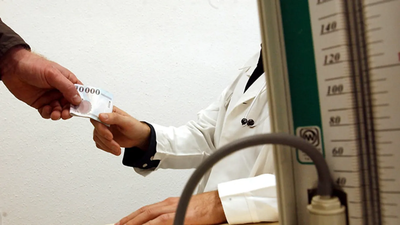 Hálapénz nélkül is gyógyított – mentegették az elítélt orvost