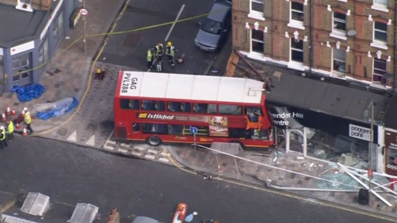 Kirakatba rohant egy emeletes busz