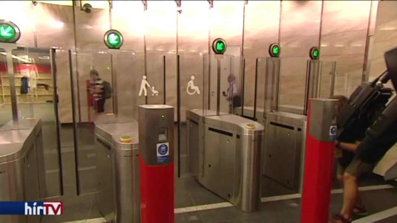 Átadták az első beléptető kapukat a Deák téren