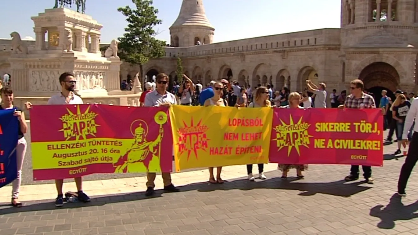 A sajtó függetlenségéért tüntet az Együtt