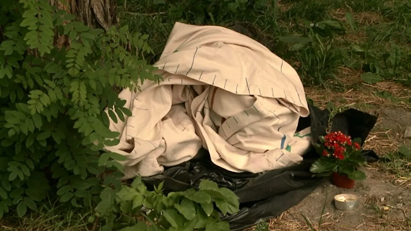 Kezénél-lábánál fogva vonszolták a rendőrök, majd meghalt