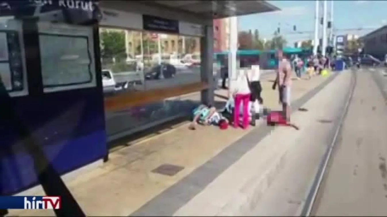 Zavart fiatalok az 1-es villamos megállójában