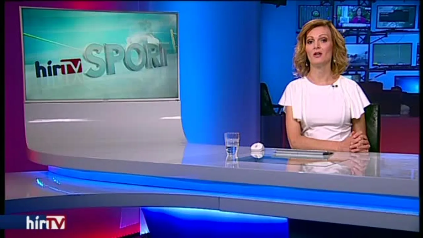 Szijjártó hangosat dudált, majd futásnak eredt