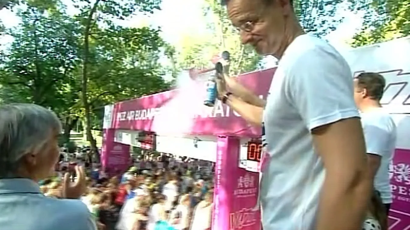 Szijjártó hangosat dudált, majd futásnak eredt