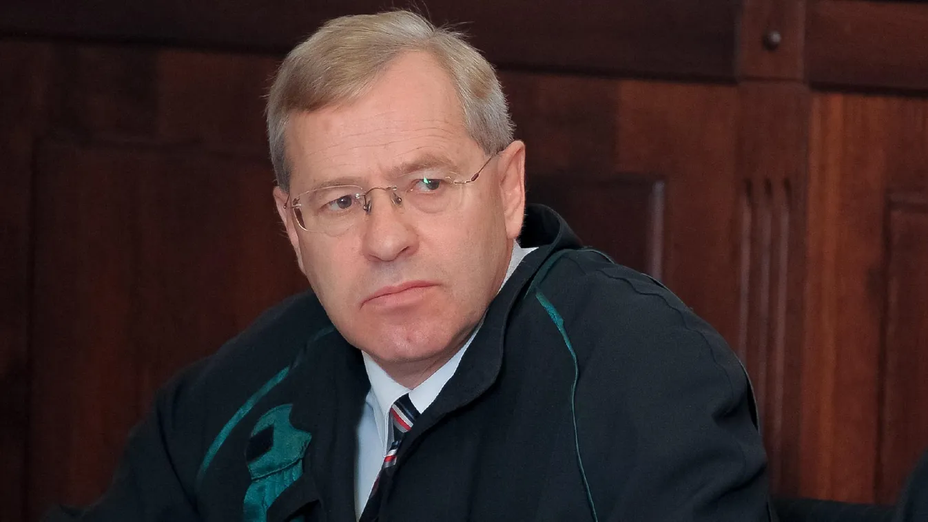 Nem dolgozhat tovább ügyvédként Ruttner György