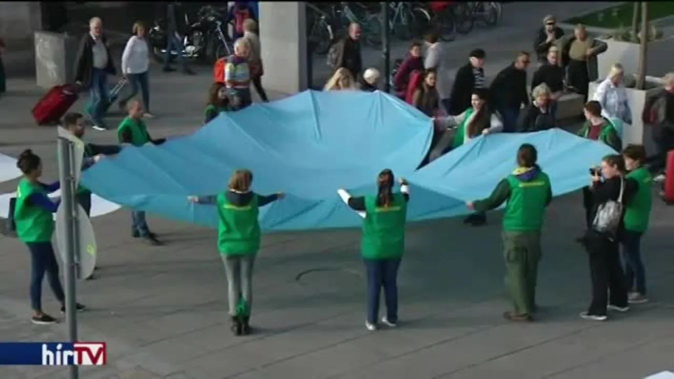 A mobil gát ellen tüntetett a Greenpeace